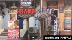 Фарғона шаҳрининг Сайилгоҳ кўчасида рейд уюштирилган караоке, плейстейшен ва чилимхоналар