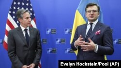 Ілюстраційне фото: Дмитро Кулеба (праворуч) та Ентоні Блінкен на зустрічі в Брюсселі, 7 квітня 2022 року
