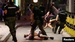 Pamje nga përleshjet mes protestuesve dhe policisë në Beograd, pas përfundimit të një proteste të studentëve më 28 qershor.