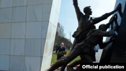 Кара күчтөргө каршы чыккан ыңкылапчы жаштардын айкели.  Ала-Тоо аянты, Бишкек. 07.04.2017.