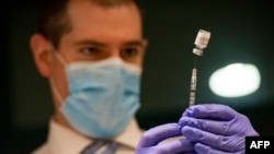 Բուժաշխատող Նիկոլաս Տեսյեն պատրաստվում է Pfizer-BioNTech պատվաստանյութ ներարկել պացիենտին, Ֆոքսֆորդ, Կոնեկտիկուտ