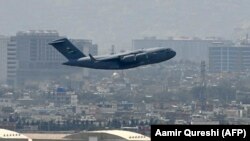 Кабул аэропортунан учуп чыккан америкалык аскердик учак. 30-август, 2021-жыл.
