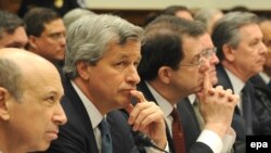 Ак Үйдөн жардам алган АКШнын ири банктары менен финансылык  мекемелеринин башчылары Конгресстеги угуу учурунда. Вашингтон. 11-февраль 2009