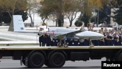 Азербайджан - Беспилотник Bayraktar TB2 турецкого производства демонстрируется на военном параде в Баку, 10 декабря 2020 г․