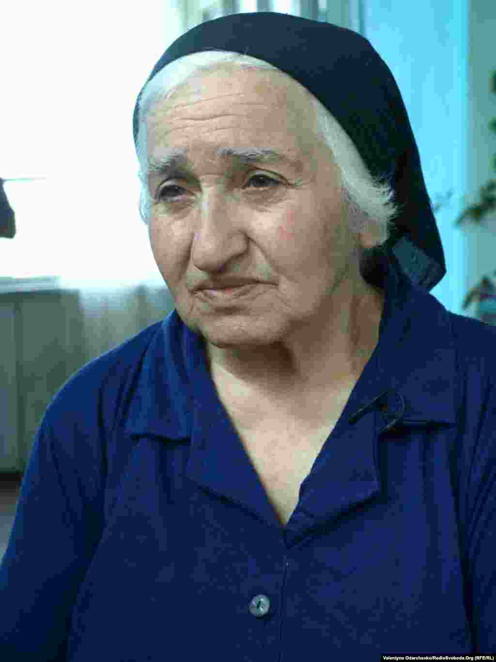 Мешканка села Красне, неподалік Степанакерту, пенсіонерка Нора Балаян живе зі своїм паралізованим чоловіком. Жінка&nbsp; і досі вірить, що її зниклий без вісти &nbsp;син, &ndash; &nbsp;живий і неодмінно повернеться додому. 