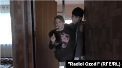 Хосият Мардонова может передвигаться лишь при помощи других людей. Он с дества лишена обеих ног.