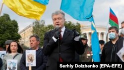 П’ятий президент України Петро Порошенко на мітингу в День пам'яті жертв дкпортації кримськотатарського народу, Київ, 18 травня 2020 року