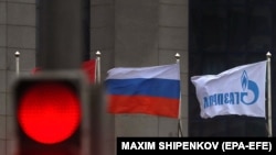 Вход в офис российской компании «Газпром» в Москве