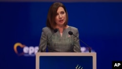 За словами Санду, у військовому плані Молдову від можливого нападу Росії захищає її східний сусід Україна, яка останні два роки бореться з пвономасштабною російською агресією