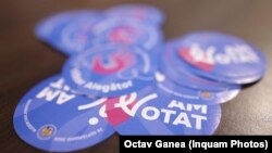 Повідомляється, що понад 240 тисяч людей вже проголосували за межами країни, що є рекордним результатом для молдовської діаспори. На фото: наліпки для виборців у Бухаресті, Румунія