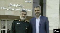 سعید عابد راننده اسنپ (سمت راست) و امیر علی حاجی‌زاده، فرمانده نیروی هوا فضای سپاه