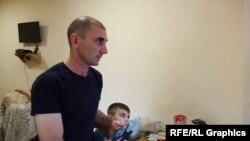 Խաչատուր Մունչյանը, ում տան տանիքը վնասվել է ադրբեջանական կողմից արձակված կրակոցներից։