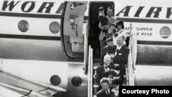 Чета Холт прибывает в США после усыновления в Корее восьми детей-сирот  