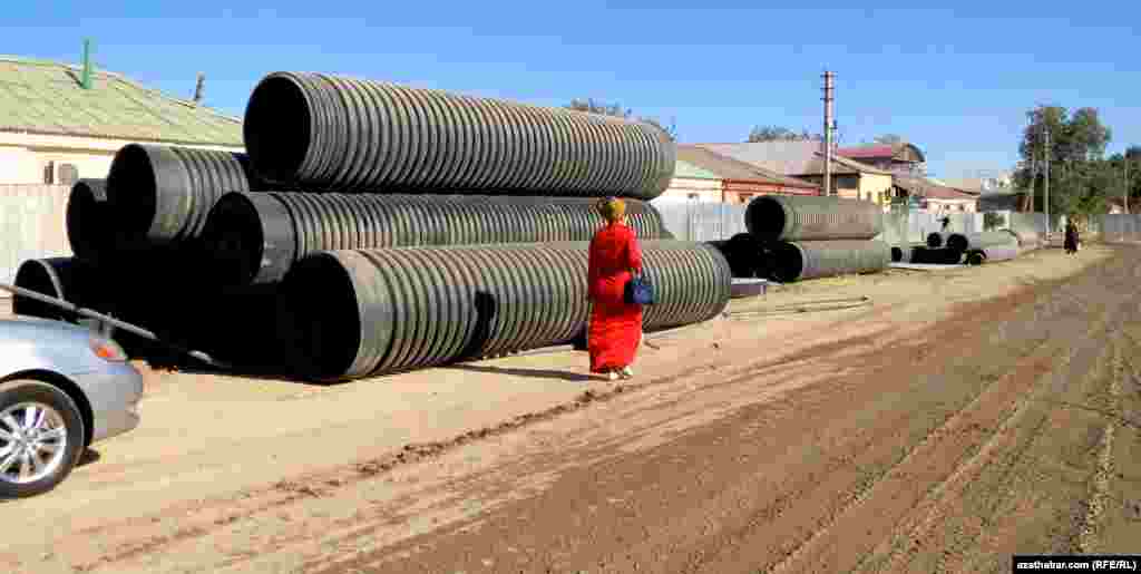 Ýoluň ýapylan böleginden ýöremeli bolýan ýaşaýjylar.