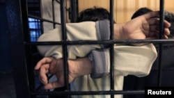 Задержанные в Красноярске мигранты из стран Центральной Азии, 19 сентября 2013 года. 