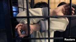 Сибирдин Красноярск шаарынын тергөө абагына түшкөн мигрант. 19-сентябрь, 2013-жыл.  