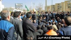 تصویر مربوط به تجمع ماه گذشته کارگران در استان مرکزی ایران است