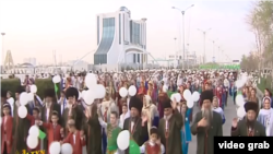 Торжественное шествие в Дашогузе, (архивное фото)   