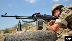 Լեռնային Ղարաբաղի Պաշտպանության բանակի զինծառայողը դիրքերում, արխիվ