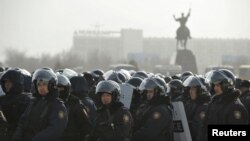 Полицейские стоят на площади в Актау. 19 декабря 2011 года.