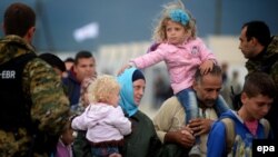 مهاجران در مرز مقدونیه و یونان سوار قطار می‌شوند