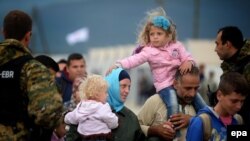 Греция-Македония чек арасынан өтүп жаткан качкындар. 8-сентябрь, 2015-жыл. 
