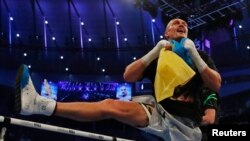 Боксер Олександр Усик після перемоги над Ентоні Джошуа в Лондоні, 26 вересня 2021 року