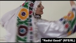 Наталӣ Наюн ҳангоми тамрини рақс дар Кӯлоб