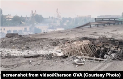 Наслідки російського обстрілу мосту, який сполучає Херсон з мікрорайоном «Острів», 2 серпня 2025 року