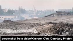 Російська армія завдала авіаудари по мосту, сполучає мікрорайон Острів з іншою частиною Херсона. 3 серпня 2025 року 