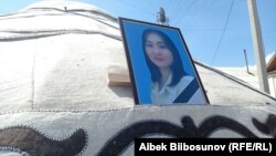 Ала качуунун курмандыгы болгон Айзада Канатбекованын сөөгүн жерге берүү зыйнаты. Балыкчы шаары. 8-апрель, 2021-жыл.