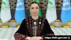 Oguljahan Atabaýewa öz işleýän gaznasynyň durmuşa geçirýän işinde çagalara we olaryň beden, ruhy taýdan saglygyny goramaga aýratyn üns berilýändigini aýdýar.