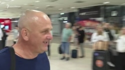 Звільнений з ув'язнення в Криму журналіст Крим.Реалії Владислав Єсипенко прибув до Праги (відео)