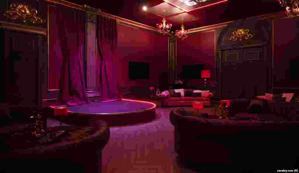 Ушбу тасвирда саройдаги рақс устуни ўрнатилган хона акс этган.