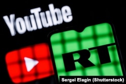 YouTube порталынын жана Орусиянын RT каналынын эн белгилери.