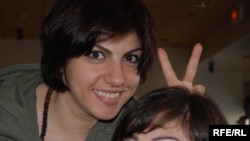 ملودی و صفورا، خواهران« آبجيز» دخترای خلاق و مهربونی هستند که اگه حال داشته باشن می تونن به هر چيزی بخندن و تو رو هم با خودشون بخندونن.