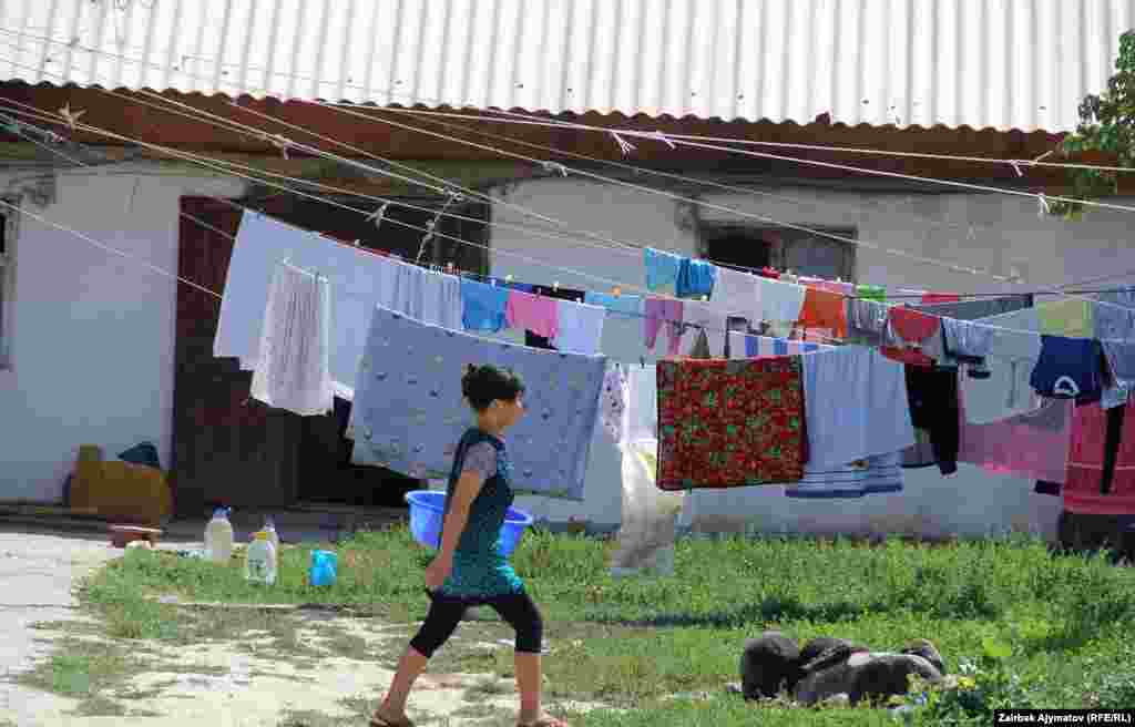 Мындай батирлерге негизинен аймактардан иш издеп келип, отурукташып калган эмгек мигранттары киришет. 