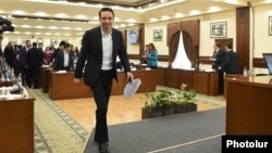 Երևանի քաղաքապետ Հայկ Մարությանը պատրաստվում է նախագահել ավագանու նիստը, մայիս, 2019թ.