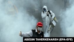 آتش‌نشان‌ها خیابان‌های تهرام را برای مقابله با ویروس کرونا ضدعفونی می‌کنند