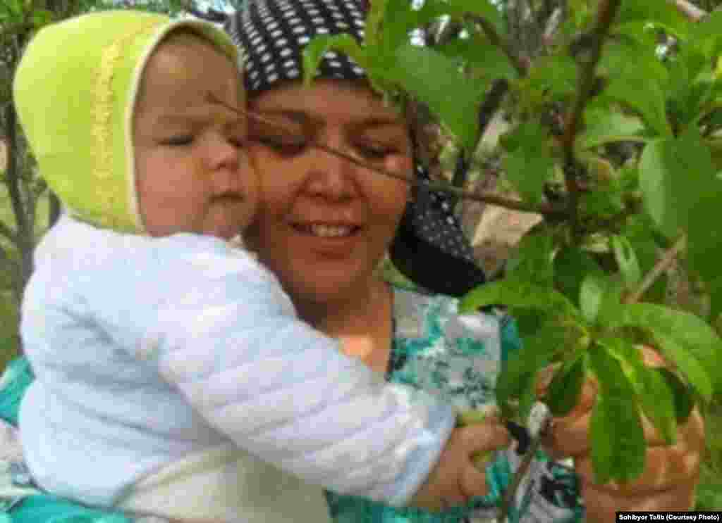 Молодая бабушка Биби каждое утро гуляет с родным внуком по округе