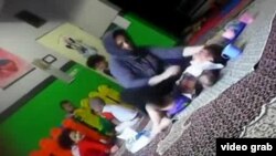 در فیلم منتشره از این کودک آزاری، مربی مهد کودک، کودکی را در میان پا‌هایش گرفته و به زور به او غذا می‌خوراند.