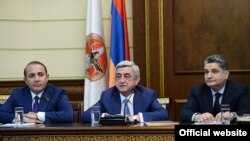 Армения - президент Армении, председатель РПА Серж Саргсян (в центре) выступает на заседании Совета РПА, Ереван, 13 апреля 2014 г. 