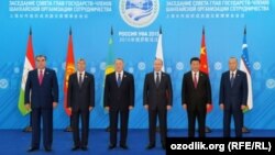 Си Цзинпиндин бою кичирейтилип, өзбек кабар агенттигине чыккан сүрөт.