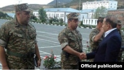 Премьер-министр Овик Абрамян в одной из воинских частей в Тавушской области Армении (архив)