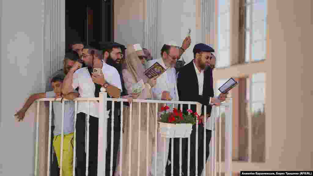 На час святкування Рош га-Шана паломники селяться в апартаментах поруч з могилою раббі Нахмана, щоб під час молитви бути якомога ближче до нього