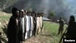 صحنه‌ای از ویدئوی منتشر شده توسط طالبان مربوط به تیرباران ۱۶ پلیس پاکستانی در منطقه «دیر علیا» در ناحیه قبایلی شمال غرب پاکستان.