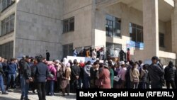 Добуш бериш үчүн кезекте турган шайлоочулар. Бишкек шаары. 4-октябрь, 2020-жыл.