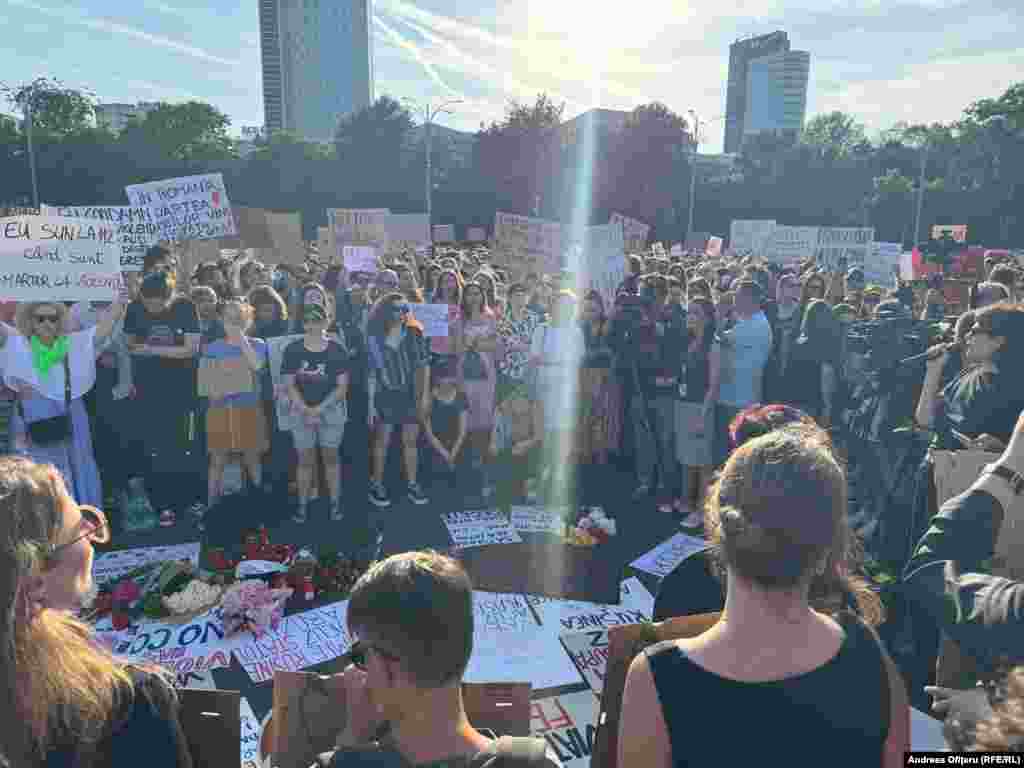 3 червня, через кілька днів після вбивства, яке шокувало всю Румунію, майже 4 000 людей зібралися перед будівлею уряду у Бухаресті на протест