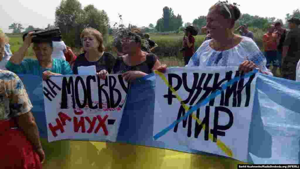 Своїми плакатами активісти давали оцінку &laquo;русскому миру&raquo;