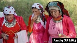 Алма спасында чуен чүлмәктә пешкән алмадан авыз итүче керәшен апалары